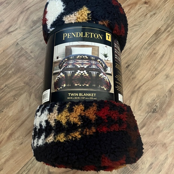 Sherpa Fleece Blanket PENDLETON, Twin Blanket
66x92 inch
100% Polyester - Picture 3 of 4